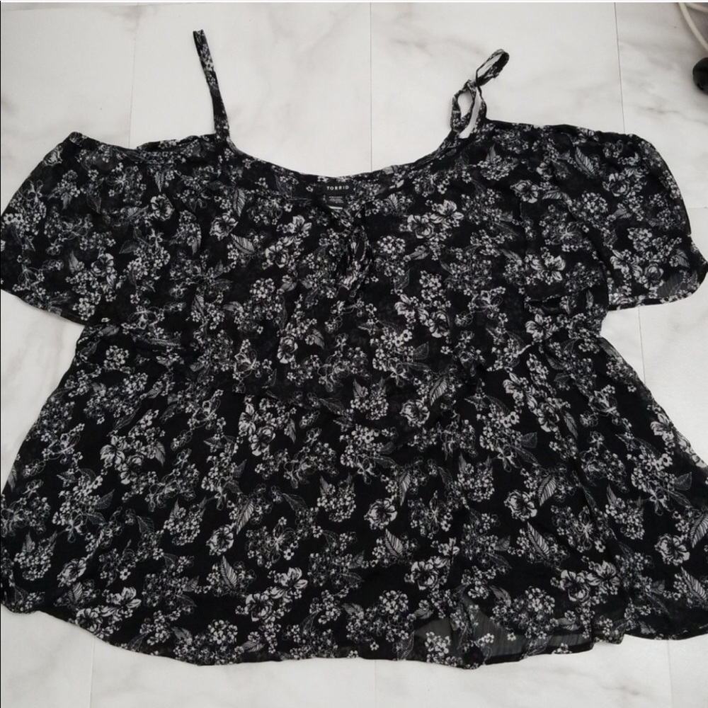 🖤Torrid cold shoulder blouse🖤
